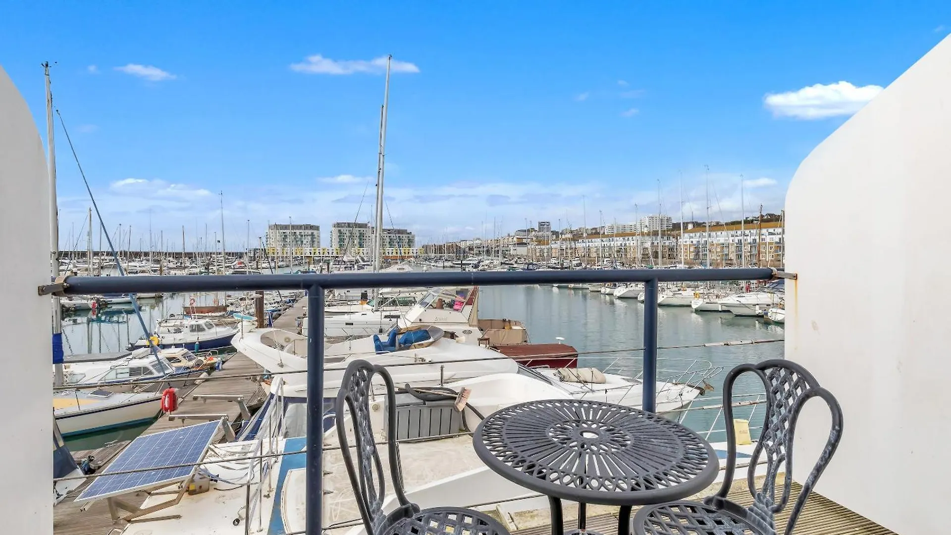 On The Water 5 With Free Parking By My Getaways Apartment Brighton 0*,  United Kingdom