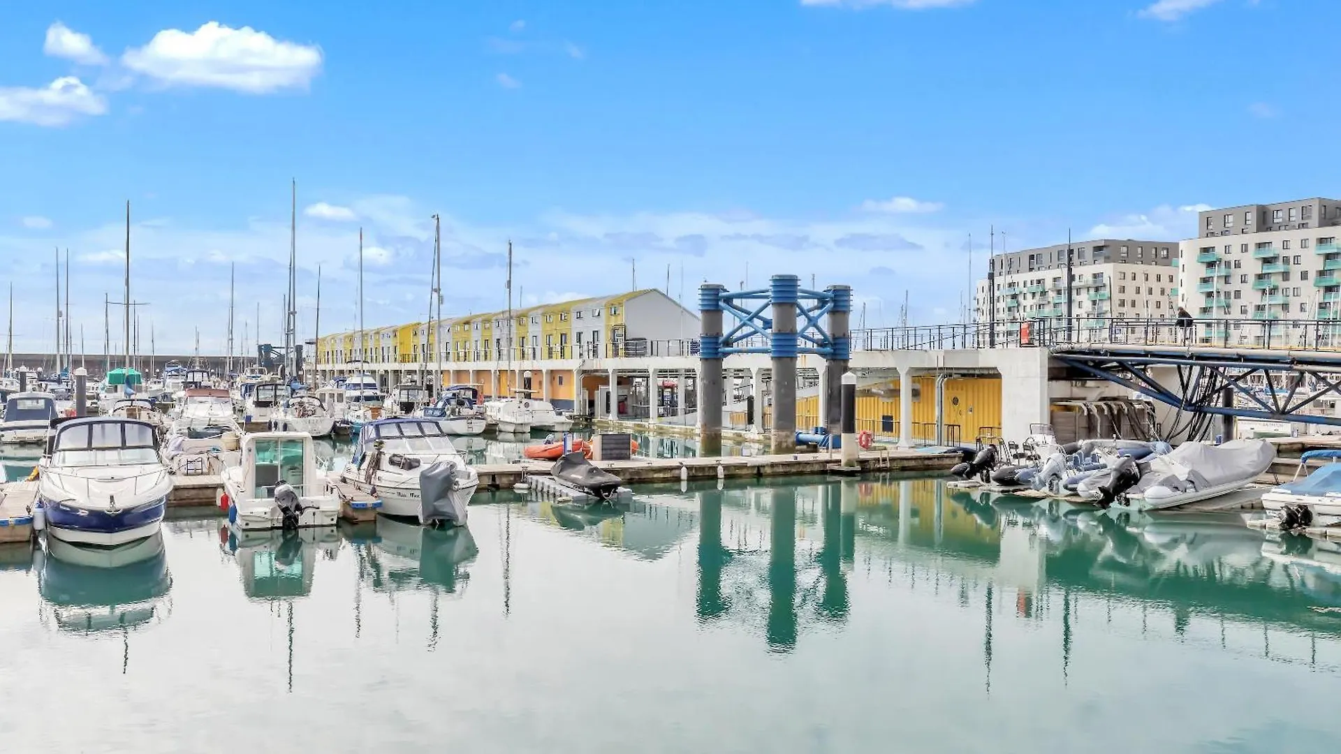 On The Water 5 With Free Parking By My Getaways Apartment Brighton